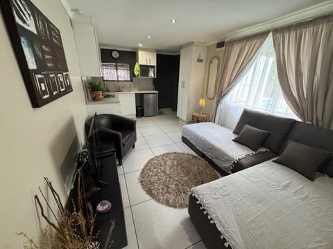 Bed, Kitchen or kitchenette, Living room, oven, stove