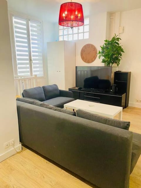 Maisonnette au calme proche T2 Apartment in Courbevoie