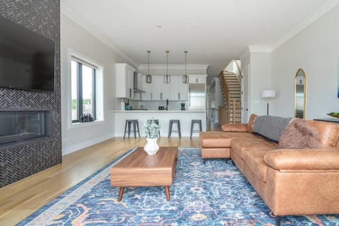 TV and multimedia, Kitchen or kitchenette, Living room, Seating area