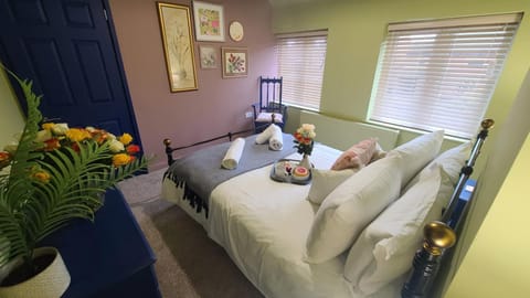 Bed, Photo of the whole room, Seating area, Bedroom, towels