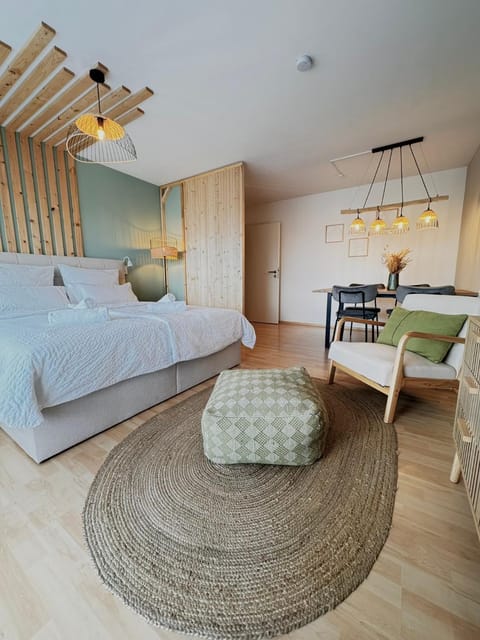 Bed, Photo of the whole room, Seating area, Dining area, Bedroom, towels