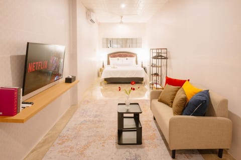Communal lounge/ TV room, Bed, TV and multimedia, Living room, Photo of the whole room, Seating area, Evening entertainment, Bedroom