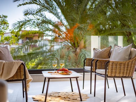 Balcony/Terrace, furniture