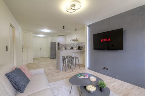 TV and multimedia, Living room, Lounge or bar, Seating area, Dining area, kitchen