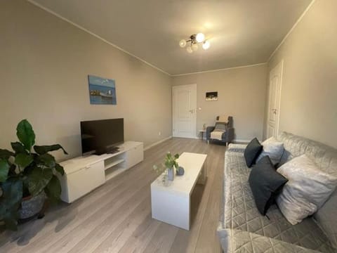 Communal lounge/ TV room, TV and multimedia, Living room, Seating area, Evening entertainment