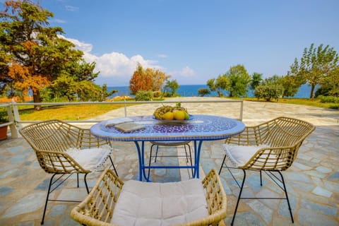 Patio, Day, Natural landscape, Garden, View (from property/room), Balcony/Terrace, Dining area, Garden view, Sea view