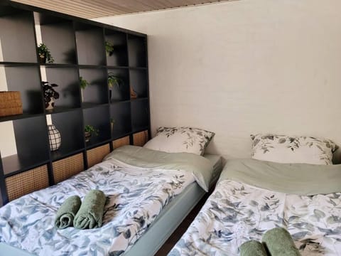 Bed, Bedroom, towels