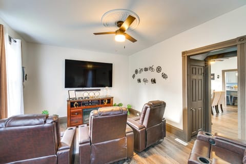 4 Mi to Dtwn Home with Patio in Cleveland! House in Cleveland Heights