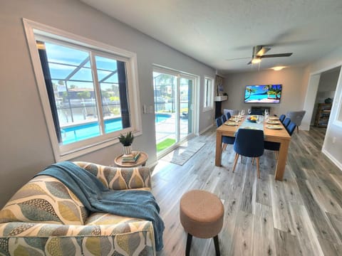 Sandys Coral Retreat! Canal Front, Pool, Spa & More House in Cortez