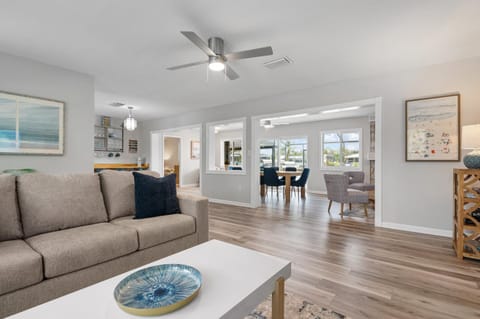 Sandys Coral Retreat! Canal Front, Pool, Spa & More House in Cortez