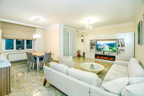 TV and multimedia, Kitchen or kitchenette, Living room, Seating area, Dining area
