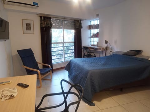 Bed, TV and multimedia, Photo of the whole room, Dining area, Bedroom