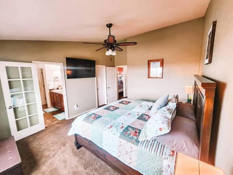 Peaceful Falcon Hot Tub Pet Friendly 3 King Beds House in Black Forest