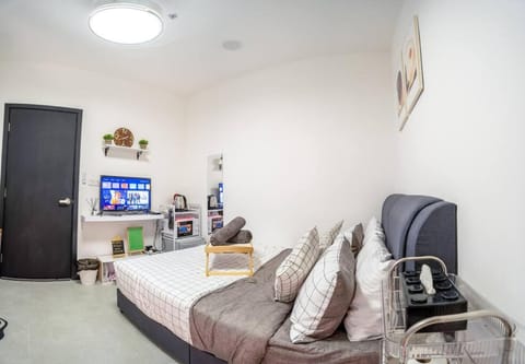Bed, TV and multimedia, Bedroom