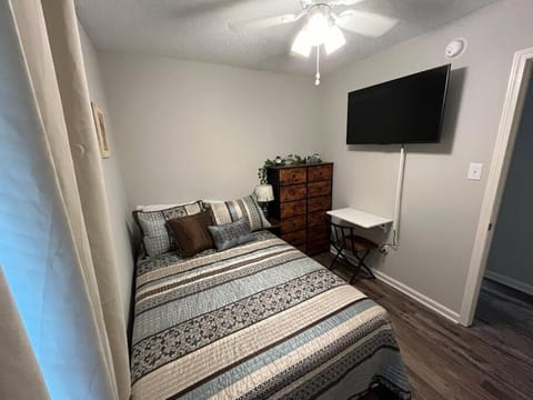 Bed, TV and multimedia, Photo of the whole room, Bedroom