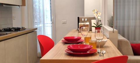 Coffee/tea facilities, Kitchen or kitchenette, Dining area, stove