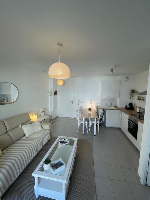 Kitchen or kitchenette, Living room, Seating area, Dining area, stove