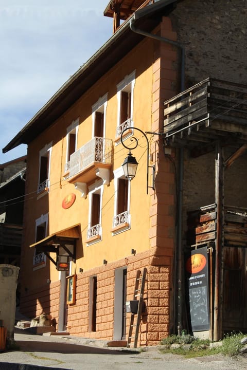 Facade/entrance
