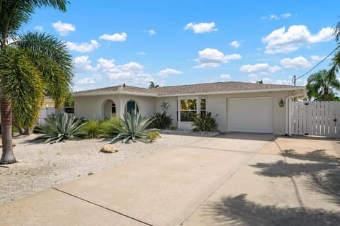 COCO LOCO! Canal Front, Pool, Dock & More! House in Cortez