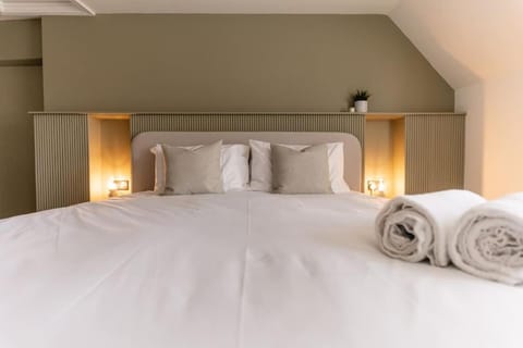 Tiny House, Stunning 1 Bed, Super King, Freestanding Bath, Parking House in Sedgemoor