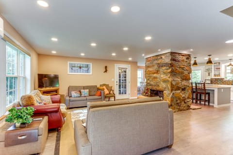 Historic Dahlonega Home with Hot Tub and Porch! House in Union County