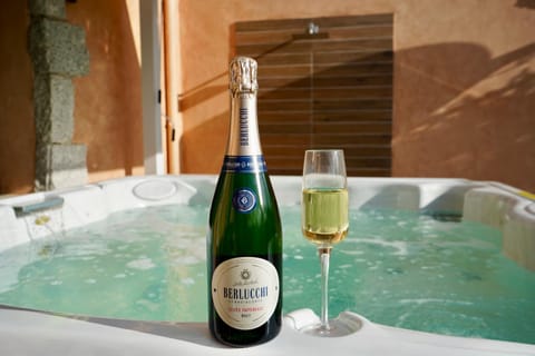 Hot Tub, Hot Tub, Alcoholic drinks, Bath