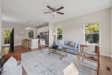 Water,Power,WIFI- 10 Min to Downtown AVL House in Woodfin