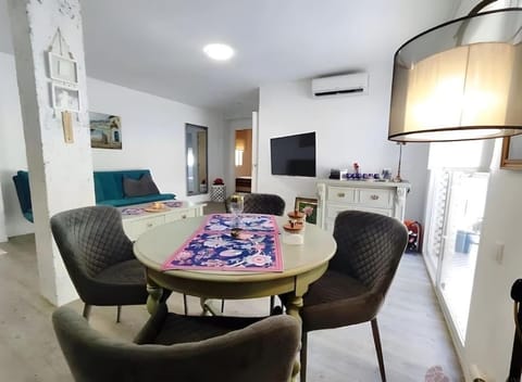 Communal lounge/ TV room, TV and multimedia, Living room, Seating area, Dining area, air conditioner