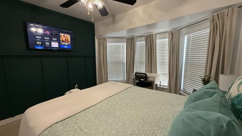 Bed, TV and multimedia, Bedroom