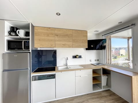 Mobil-home Grand Confort, 4 pers, 2 ch, Piscine chauffée, Wifi, Animaux, Parking - FR-1-361A-93 House in Jullouville