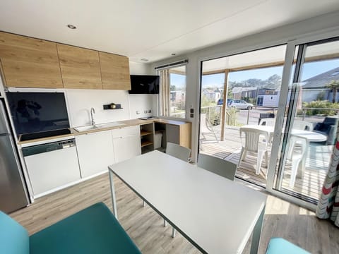 Mobil-home Grand Confort, 4 pers, 2 ch, Piscine chauffée, Wifi, Animaux, Parking - FR-1-361A-93 House in Jullouville