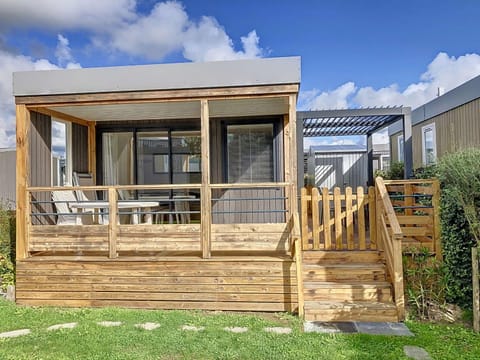 Mobil-home Grand Confort, 4 pers, 2 ch, Piscine chauffée, Wifi, Animaux, Parking - FR-1-361A-93 House in Jullouville