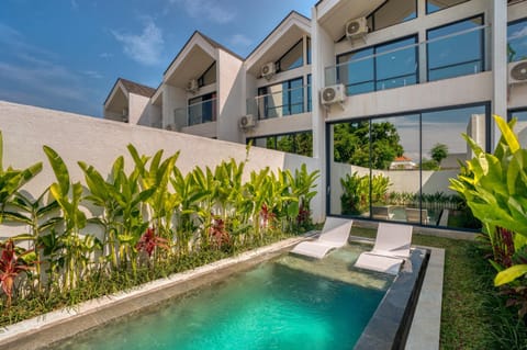 Property building, Garden, Garden view, Pool view, sunbed
