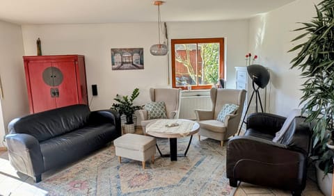 Living room, Photo of the whole room, Seating area, furniture