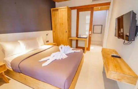 Bed, TV and multimedia, Photo of the whole room, Bedroom, towels, wardrobe