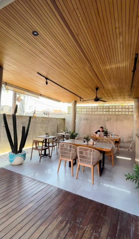 Restaurant/places to eat, Living room, Seating area, Dining area, Swimming pool