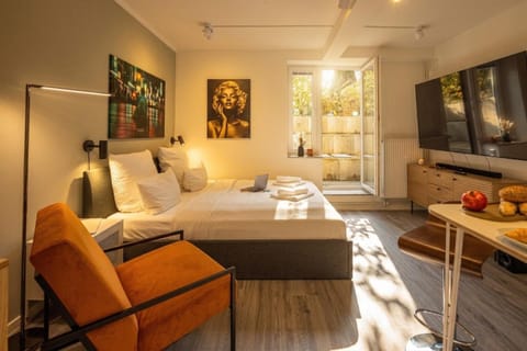 Bed, TV and multimedia, Living room, Photo of the whole room, Seating area, Bedroom, towels