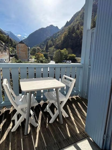 Natural landscape, View (from property/room), Balcony/Terrace, Dining area, Mountain view