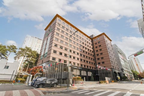 Property building, Day, Neighbourhood, City view, Street view, Location, Parking