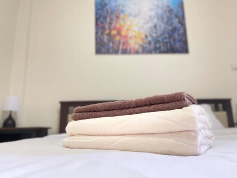 Bed, Bedroom, towels