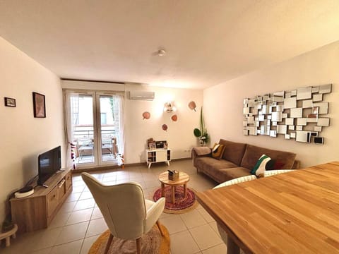 Le 14, 4 pers, 2 chambres, clim, proche autoroute Apartment in Nimes