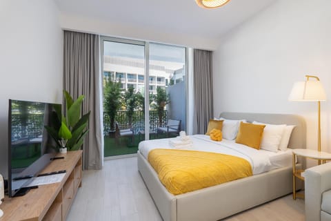 Bed, TV and multimedia, View (from property/room)
