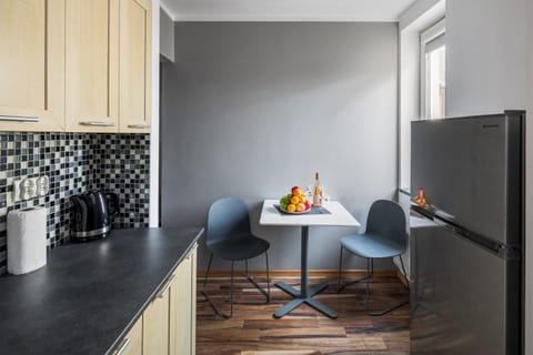 Kitchen or kitchenette, Dining area, oven, stove