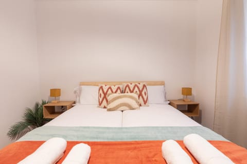 Bed, Bedroom, towels
