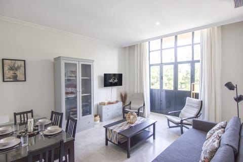 Communal lounge/ TV room, TV and multimedia, Living room, Photo of the whole room, Seating area, Dining area