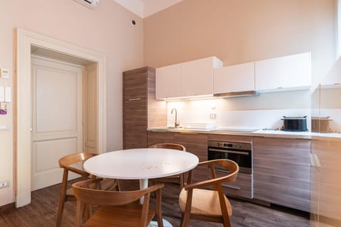 Kitchen or kitchenette, Dining area, stove