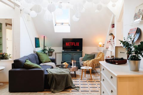 Table tennis, TV and multimedia, Living room, Seating area, air conditioner