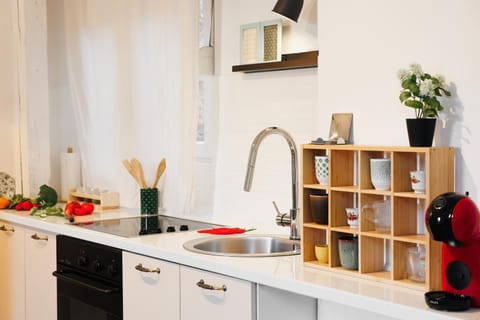 Coffee/tea facilities, oven, stove, kitchen