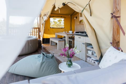 Hot Tub, Seating area, kitchen