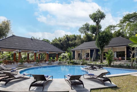 Property building, Pool view